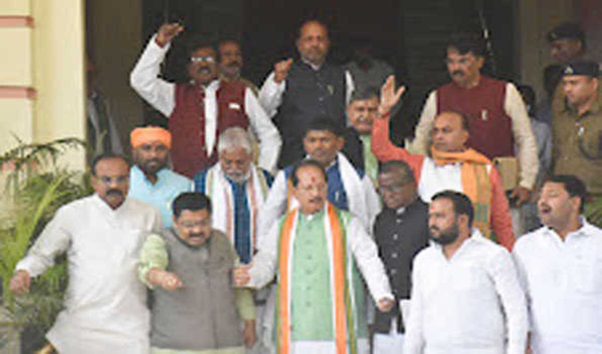 शहीद के अपमान के मुद्दे पर बिहार विधानसभा में भाजपा का हंगामा, सदन से बहिर्गमन